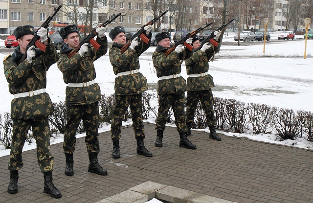 митинг солдаты