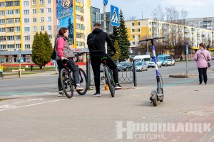 Электросамокатчикам и велосипедистам нужно спешиваться – как предлагают изменить ПДД